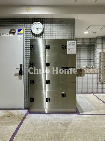 セントエルモ綾瀬の防犯設備|【宅配ボックス】在宅時・不在時に関わらず、居住者の代わりに非対面で宅配物を受け取ってくれる便利な設備です。わかりやすくご説明致しますので見学時にはお部屋だけではなく共用部分もぜひチェックしてください。