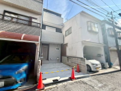 【前面道路含む現地写真】 | 北花田町２丁　新築戸建 | 【シャワー付洗面台で寝ぐせ直しも楽々♪】ゆとりのある洗面室ですよ！朝の身支度もスムーズにできますね♪ 
