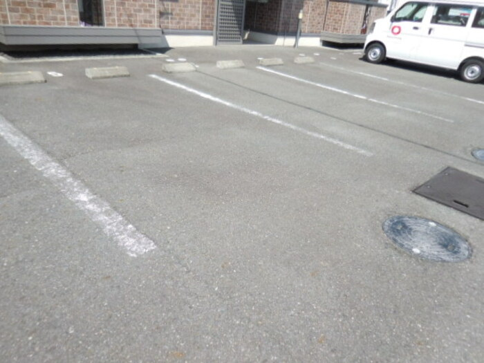 アジュール　Ａの駐車場