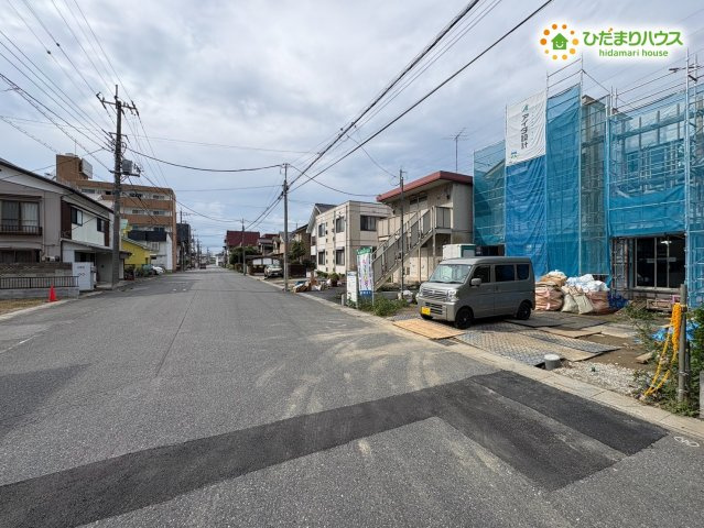 熊谷市伊勢町　新築一戸建て　いろどりアイタウン　01の前面道路含む現地写真