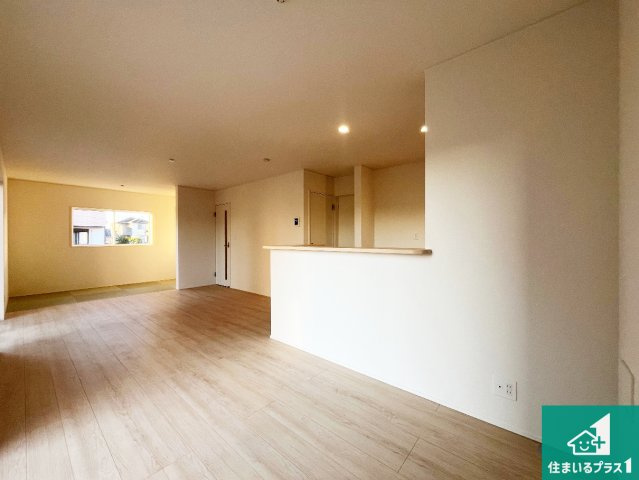 加東市南山　第5期　新築一戸建ての居間・リビング|シンプルなリビングは、観葉植物等のインテリアを楽しめますね！パパ好みにも、ママ好みにも家具次第で雰囲気を変えることができます！