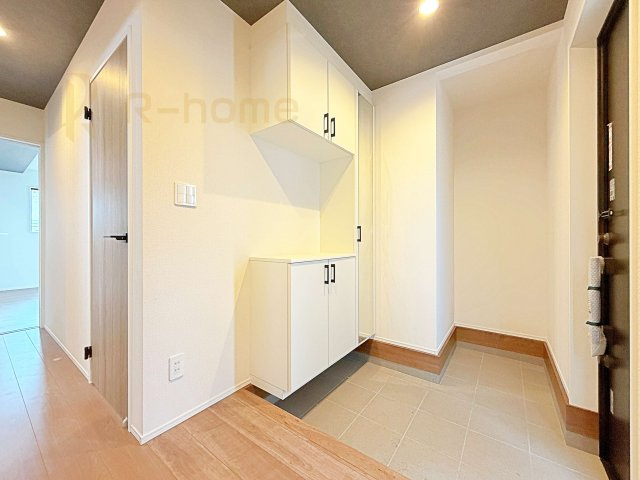 流山市思井　新築戸建て　3号棟の玄関|玄関には便利なシューズクロークを設置。アウトドア用品やベビーカーなどの収納に役立ちますね♪