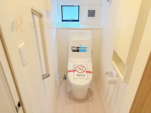 流山市思井　新築戸建て　3号棟のトイレ|温水洗浄便座付きのトイレ。
トイレが２ヵ所設置で朝の忙しい時間でも安心です。