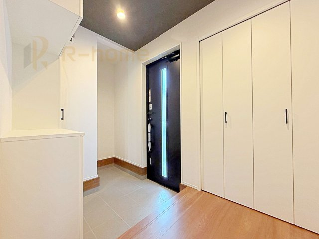 流山市思井　新築戸建て　3号棟の玄関|シューズクローク付きで玄関スッキリ！ホール収納もあり掃除用具などの収納に便利です！
