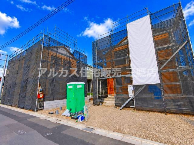 京王線 仙川駅 30分 新築戸建 三鷹市北野3丁目の外観|前面道路に面した視界の開けた建築中の現地様子。施工中の丁寧な現場管理が行き届いた、完成が楽しみな新築一戸建てです。