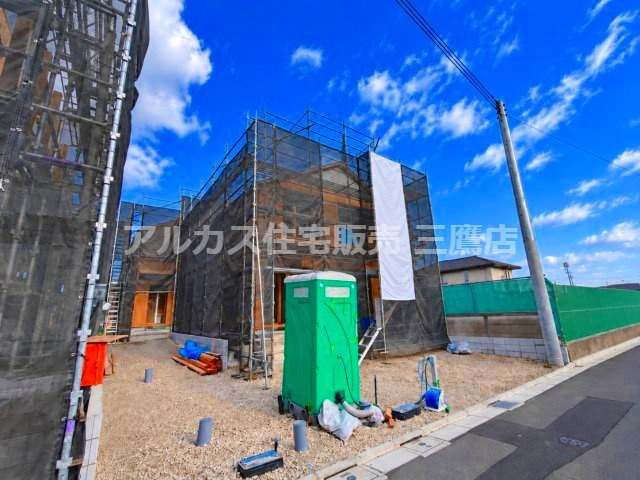 京王線 仙川駅 30分 新築戸建 三鷹市北野3丁目の外観|現在着々と建築が進む建築中の現地写真。平坦な敷地と前面道路に面した配慮ある立地で、完成への期待が膨らむ住まいです。
