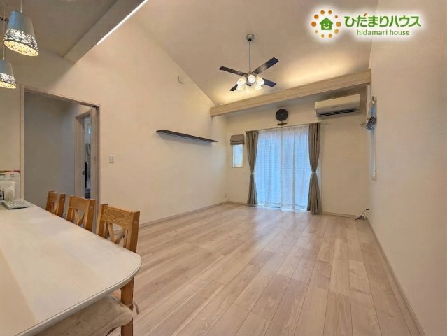 熊谷市野原　中古一戸建ての居間・リビング|※AIにて残置物加工
勾配天井が開放感を演出する広々としたリビングです！大きな窓から明るい光が差し込み、心地よい空間でご家族みんながゆったりとくつろげます♪