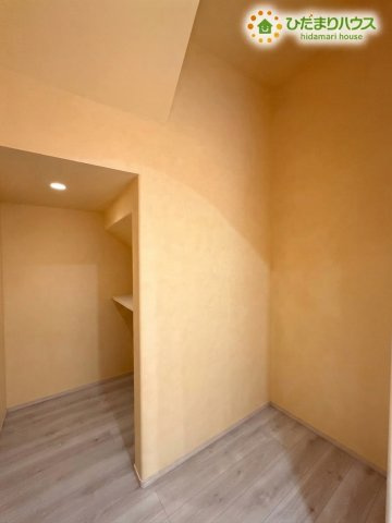 熊谷市野原　中古一戸建ての収納|※AIにて残置物加工
温かみのあるクロスが施された、落ち着きのあるパントリースペースです！可動棚などがすっきりと配置され、食材のストックや調理家電などをたっぷりと収納して便利に使えます♪