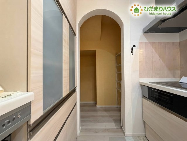 熊谷市野原　中古一戸建ての構造・工法・仕様|※AIにて残置物加工
おしゃれなアーチ型の垂れ壁がアクセントとなる、素敵なパントリースペースへの通路です！キッチンからすぐに行き来できる便利な動線で、食材や日用品をたっぷりと収納できます♪