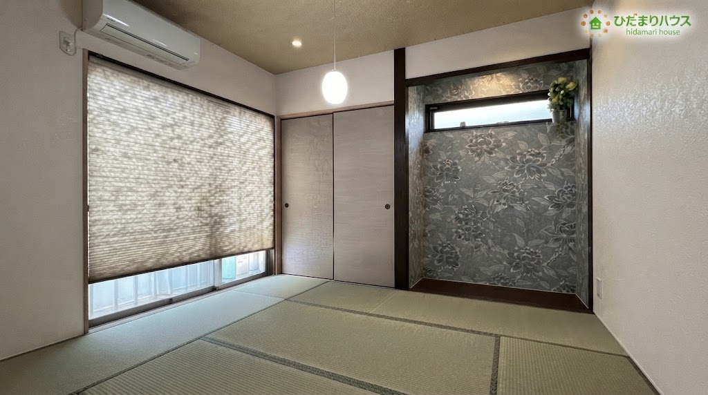 熊谷市野原　中古一戸建ての和室|※AIにて残置物加工
上品なアクセントクロスが映える、落ち着きのあるモダンな和室です！畳の心地よい香りに包まれながら、足を伸ばしてくつろいだり客間としてもゆったりと活用できます♪