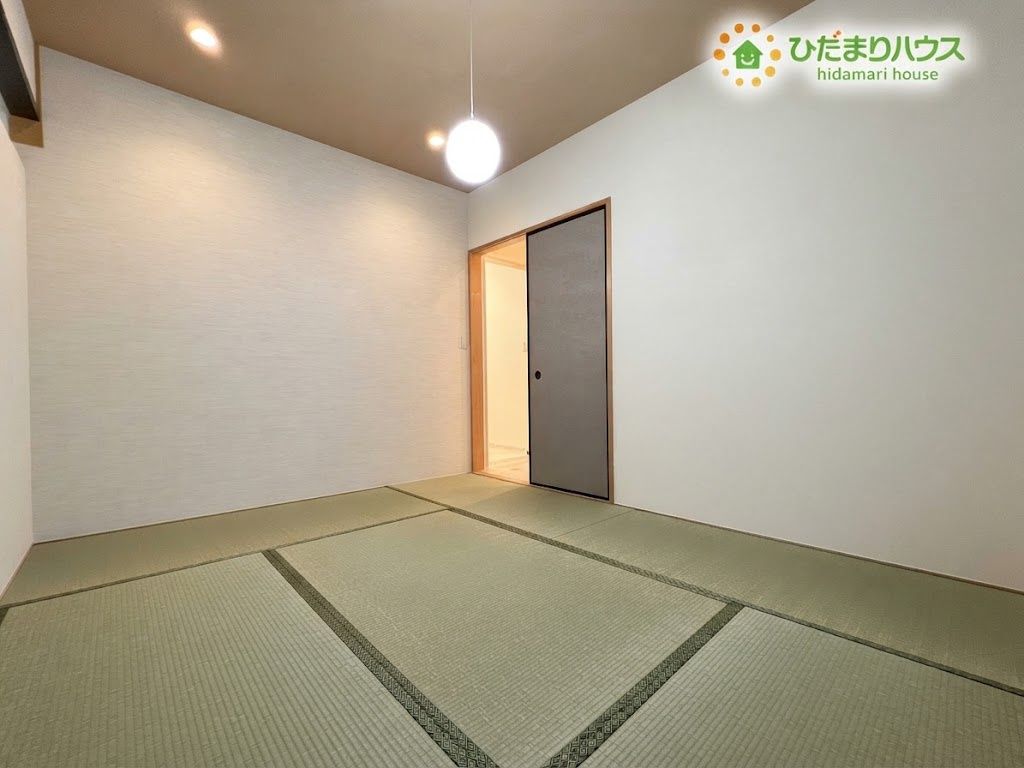 熊谷市野原　中古一戸建ての内装|※AIにて残置物加工
落ち着いた色合いの畳とすっきりとした和の空間が広がる和室です！柔らかな照明が心地よい雰囲気を演出し、心身ともにリラックスしてくつろぐことができます♪