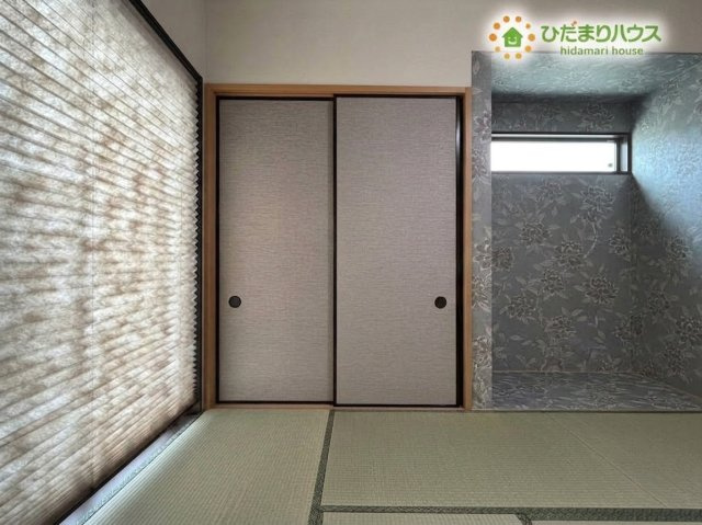 熊谷市野原　中古一戸建ての収納|※AIにて残置物加工
すっきりと使い勝手の良い収納が備えられた、上品な和の空間です！おしゃれなアクセントクロスが映える落ち着いた雰囲気の中で、心地よくゆったりとくつろげます♪