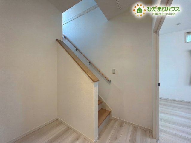 熊谷市野原　中古一戸建ての構造・工法・仕様|※AIにて残置物加工
安全に上り下りできる手すりが設置された、小屋裏収納へと続く階段です！すっきりと明るい空間が広がり、大きな荷物の移動もスムーズに行うことができます♪