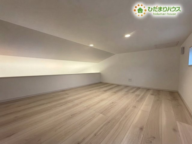熊谷市野原　中古一戸建ての内装|※AIにて残置物加工
天井が低めの設計で落ち着いた雰囲気の、たっぷりと荷物が収納できる小屋裏収納です！季節物の家電や大きな荷物もすっきりと片付けられ、居住スペースを広々と活用できます♪