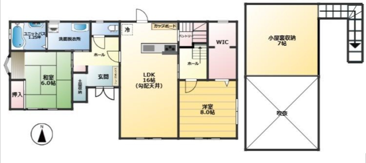 熊谷市野原　中古一戸建ての間取り|LDKは16帖の広さを確保しており、勾配天井によって開放感あふれる心地よい空間が広がります！カップボードやパントリーも備えられており、キッチンをすっきりと保つことができます♪
