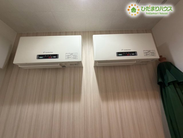 熊谷市野原　中古一戸建ての発電・温水設備|すっきりと設置されたパワーコンディショナーが、毎日のエコな暮らしをしっかりサポートしてくれる太陽光発電システムです！家計に優しく環境にも配慮した快適な省エネ生活を送れます♪