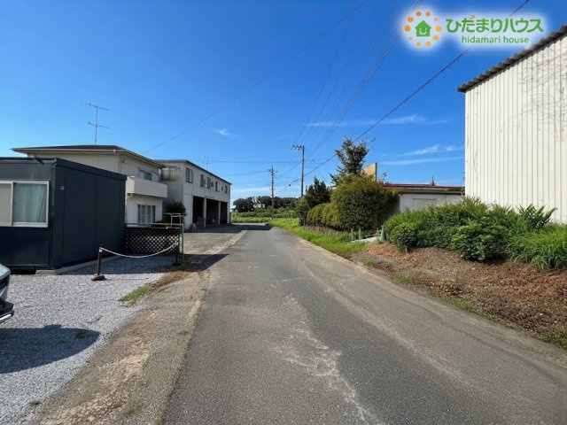 熊谷市野原　中古一戸建ての前面道路含む現地写真|前面道路は交通量が少なく落ち着いた環境となっており、小さなお子様がいるご家庭でも安心ですね♪周辺は緑豊かで静かな雰囲気が広がっており、日々の暮らしの中で穏やかな時間をゆったりとお過ごしいただけます♪
