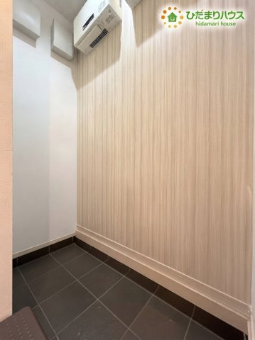 熊谷市野原　中古一戸建ての収納|※AIにて残置物加工
広々とした土間収納スペースです！汚れが気になりにくいシックな床タイルが採用されており、アウトドア用品やベビーカーなどを気兼ねなくすっきりと収納できます♪
