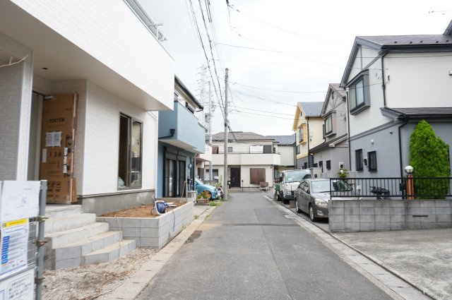 草加市両新田西町 新築分譲住宅 の前面道路含む現地写真