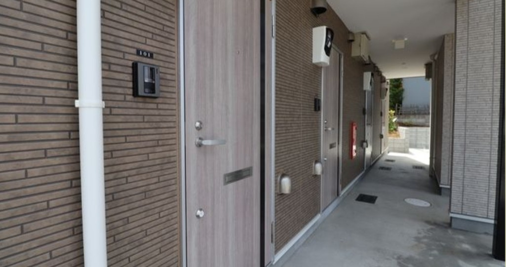 市川市中国分１丁目のアパートのロビー