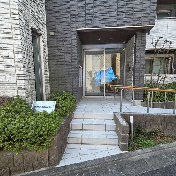ドムス北沢のエントランス