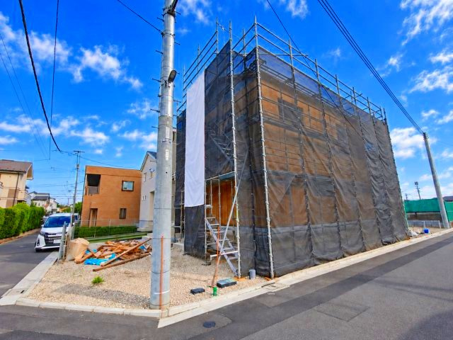 京王線 仙川駅 30分 新築戸建 三鷹市北野3丁目の外観|視認性が良く開放感のある角地に位置する建築現場。すっきりと舗装された前面道路で車の出し入れもしやすい立地です。  