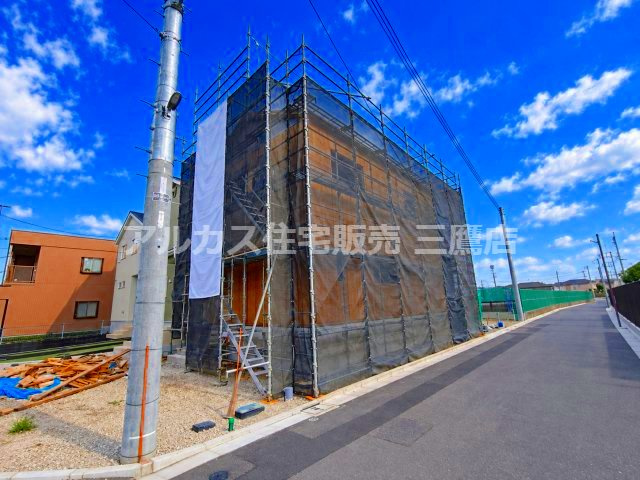 京王線 仙川駅 30分 新築戸建 三鷹市北野3丁目の前面道路含む現地写真|前面道路に面したスッキリとした角地風の敷地。周囲に圧迫感がなく、完成後の開放的な暮らしが期待できます。
