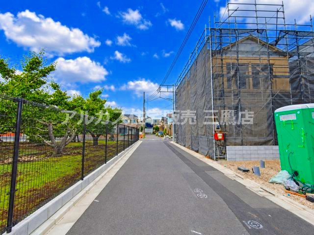 京王線 仙川駅 30分 新築戸建 三鷹市北野3丁目の前面道路含む現地写真|綺麗に整備された平坦な前面道路と緑豊かな景観。見通しが良く車の出入りもしやすい、穏やかで落ち着いた住環境です。