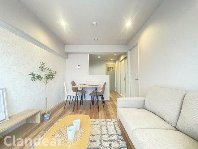 セントラルマンション西新井の居間・リビング|ドキドキの新生活も、安心してスタート。ぴったりの住まいを見つけませんか？クランディアが一緒に住まい選びをサポートします‼　まずは、お気軽にお問合せください　＃クランディア