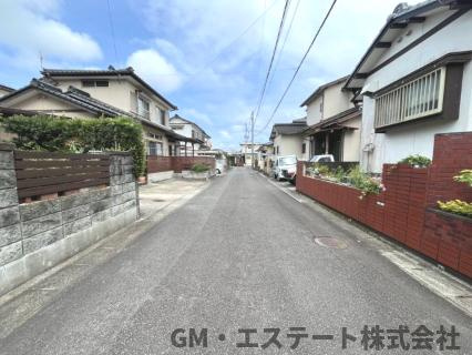 宮崎市大字本郷南方　中古住宅の前面道路含む現地写真