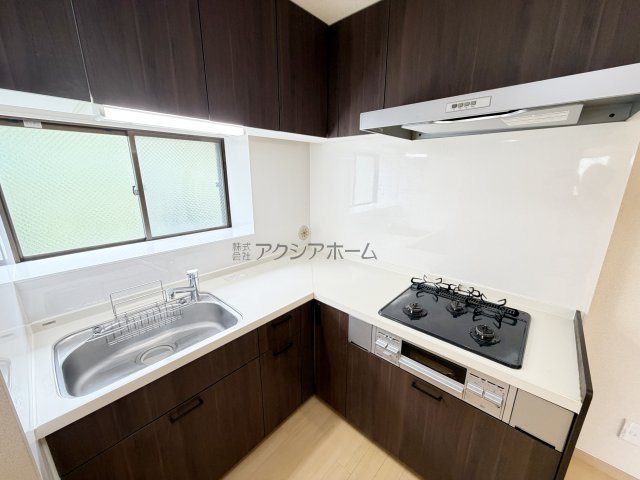 レガパレス椿峰のキッチン|作業スペースの広いL型キッチン