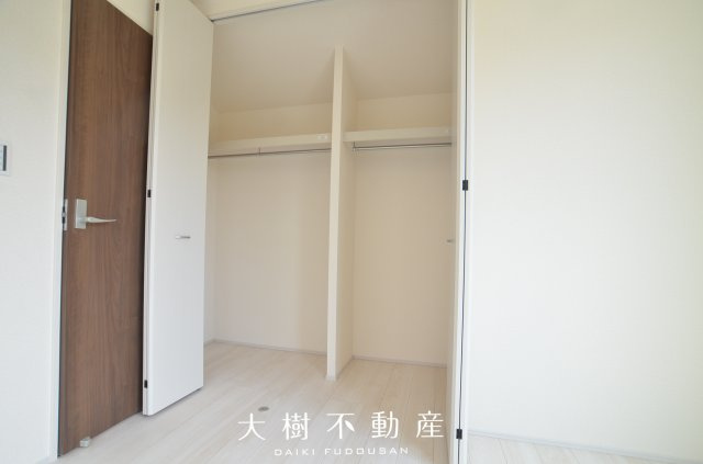 【洋室】 | 海老名市国分寺台3丁目 新築戸建て 全2棟【仲介手数料無料】 | 2階　洋室1（7.0帖）クローゼット