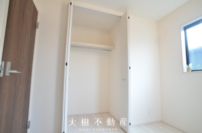 【洋室】 | 海老名市国分寺台3丁目 新築戸建て 全2棟【仲介手数料無料】 | 2階　洋室2（5.2帖）クローゼット