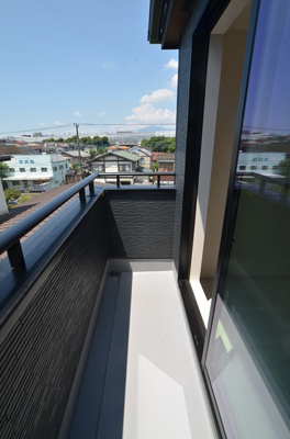 【バルコニー】 | 海老名市国分寺台3丁目 新築戸建て 全2棟【仲介手数料無料】