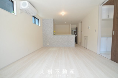 【居間・リビング】 | 海老名市国分寺台3丁目 新築戸建て 全2棟【仲介手数料無料】