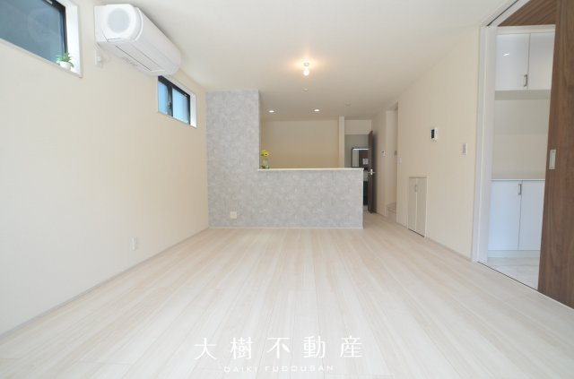 【居間・リビング】 | 海老名市国分寺台3丁目 新築戸建て 全2棟【仲介手数料無料】