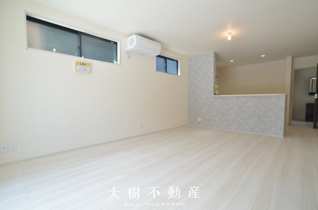 【居間・リビング】 | 海老名市国分寺台3丁目 新築戸建て 全2棟【仲介手数料無料】