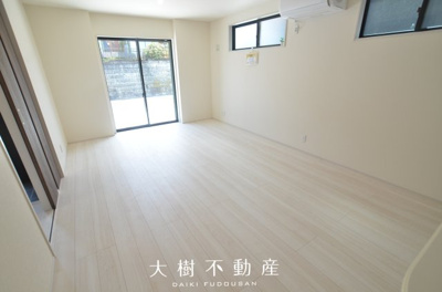 【居間・リビング】 | 海老名市国分寺台3丁目 新築戸建て 全2棟【仲介手数料無料】