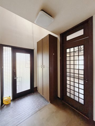 【中古戸建】伊勢崎市境伊与久の玄関|■玄関｜毎日の「いってらっしゃい」や「お帰りなさい」を大切なご家族と過ごす玄関は〈使いやすさ〉を追求しております。玄関横の物入は急な来客時でもさっとお片付けできるスペースを確保しています。