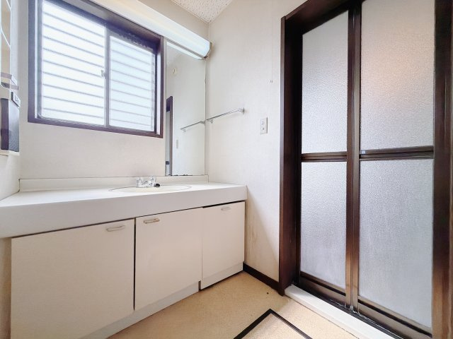 【中古戸建】伊勢崎市境伊与久の独立洗面台|■洗面室｜大きな鏡で朝の身支度もラクラク♪毎日の忙しい準備が楽しくなる洗面所です(^^♪