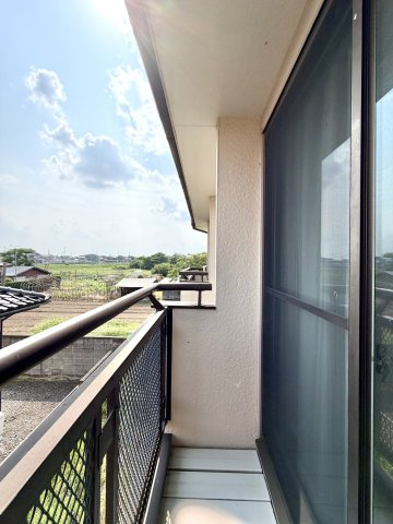 【中古戸建】伊勢崎市境伊与久のバルコニー|■バルコニー｜あたたかな陽のひかりを浴びることのできるバルコニー。お洗濯物やお布団を干せば、家族みんなが気持ちよく暮らすことができます(*^^*)