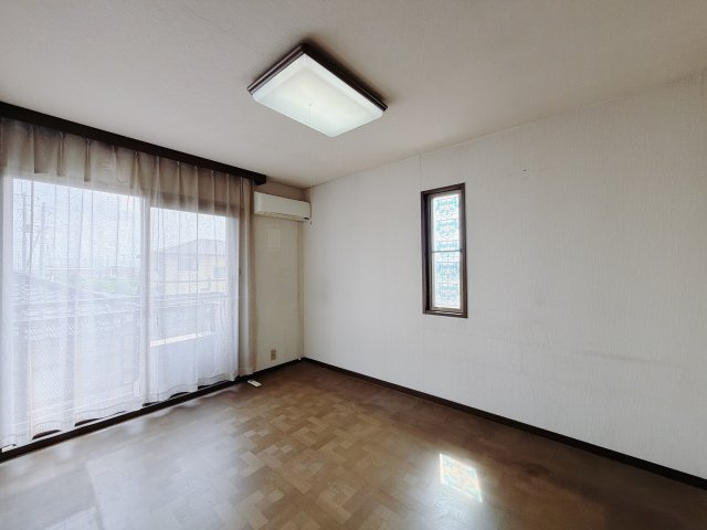 【中古戸建】伊勢崎市境伊与久の洋室|■洋室｜お子様の一人部屋にピッタリな洋室。木のぬくもりを感じるフローリングは、天然木の味わいが時とともに深みを増していきます。また、傷にも強く、フリーワックスでお手入れもラクラクです♪