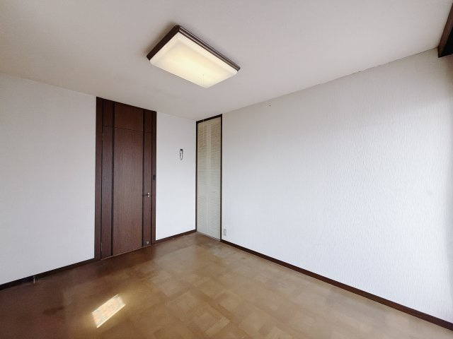【中古戸建】伊勢崎市境伊与久の洋室|■洋室｜子供部屋のメリットは「自立心を養うことができる」「自分で整理整頓できるようになる」そして、お子様が成長した際には「プライバシーを確保できる」といい事だらけ♪