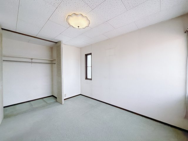 【中古戸建】伊勢崎市境伊与久の洋室|■洋室｜ナチュラルカラーの床です。模様替えなどとても楽しく工夫できます♪陽当たり、風通しもとても良いので毎日快適な生活スタートです！子供部屋にも良いですね♪