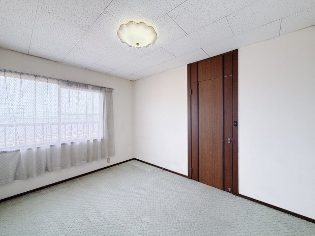 【中古戸建】伊勢崎市境伊与久の洋室|■洋室｜洋室には大きな窓をご用意しています。日中はあたたかな日差し差し込み自分時間も充実できますね＾＾