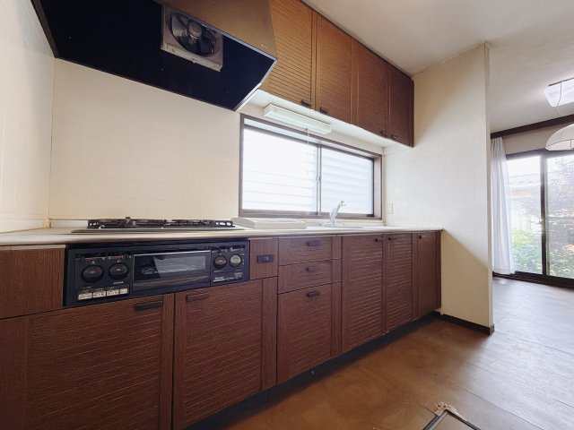 【中古戸建】伊勢崎市境伊与久のキッチン|■キッチン｜ワークトップの幅が広く、お子様といっしょにお料理をつくったり、ちょっとしたパーティーも楽しめます。フラットなのでお掃除がしやすいのもポイントです♪