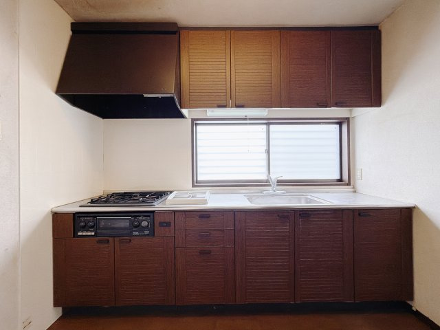 【中古戸建】伊勢崎市境伊与久のキッチン|■キッチン｜全スライド式収納キッチン♪お皿や鍋の出し入れもラクラクです（＾＾）！