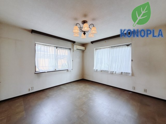 【中古戸建】伊勢崎市境伊与久の居間・リビング|■リビング｜大きい窓からあたたかいたっぷりの光が入ります♪開放的な空間で毎日をもっと快適に(*＾＾*)
