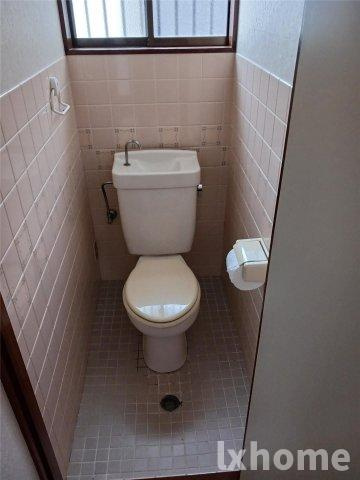 虎谷貸家のトイレ|ゆったりとした空間のトイレです