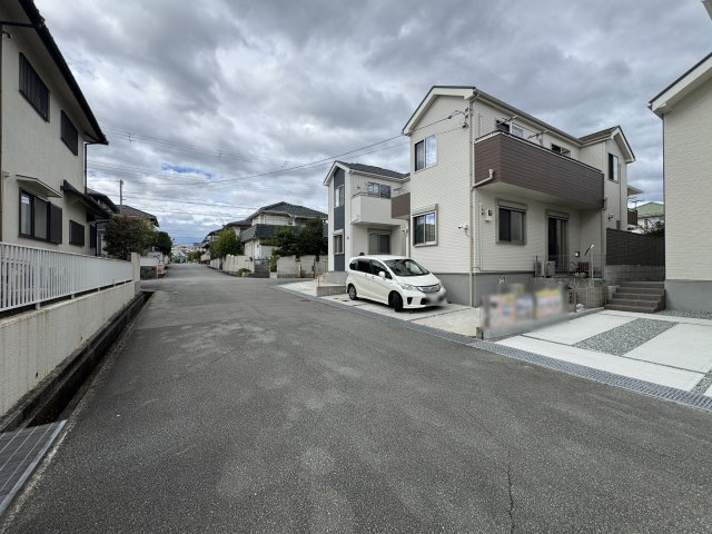 神戸市西区狩場台２丁目新築戸建１号棟の前面道路含む現地写真